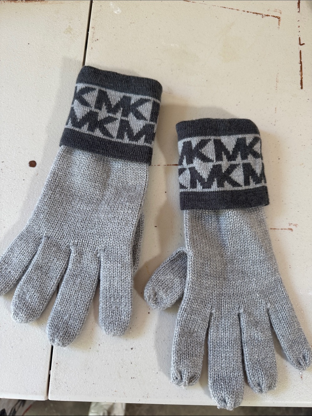 *Michael Kors Two-Tone Gray MK Logo Knit Gloves